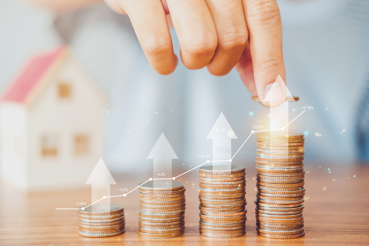 Saving money concept Business man hand putting Row and coin on digital stock market financial exchange analyzing forex trading graph financial data. Business finance technology and investment concept ritorni economici e vantaggi della riqualificazione energetica