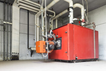 boiler gas in the boiler room Bando Impianti Termici Veneto - vecchia caldaia a gasolio che può essere sostituita con una pompa di calore elettrica o a gas ad altra efficienza