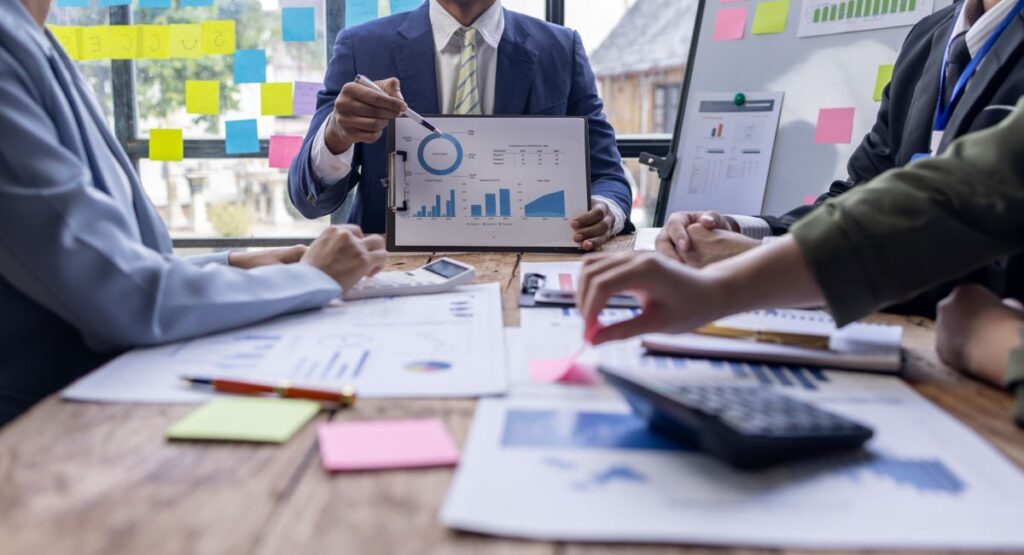 Un consulente energetico presenta un report dettagliato durante un incontro aziendale, illustrando dati e strategie per l’efficientamento energetico.